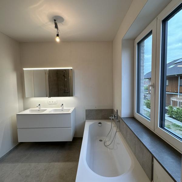 moderne badkamer met ligbad en inloopdouche